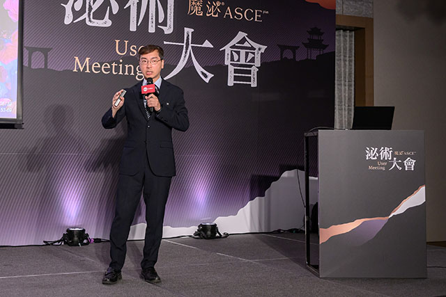 林政賢醫師正在演講外泌體 (exosome) 的主題，主要介紹 ExoCoBio 公司的 ASCE+ 外泌體