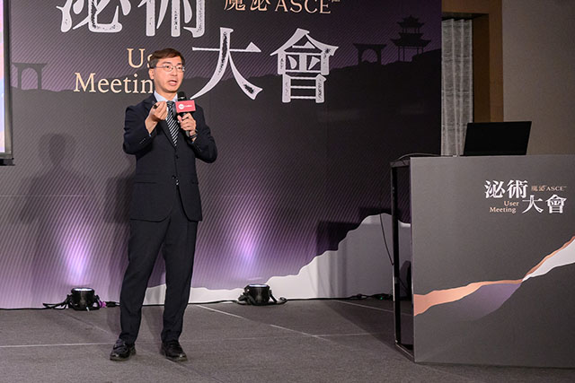 林政賢醫師正在演講外泌體 (exosome) 的主題，主要介紹 ExoCoBio 公司的 ASCE+ 外泌體